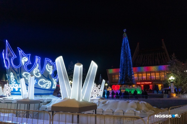 Высота главной городской ёлки — 24 метра Высота главной городской ёлки — 24 метра