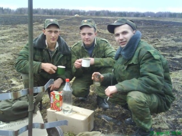 «Бляхой ремня мне пробили голову, но фото любимой не отдал»: армейские фото и байки екатеринбуржцев
