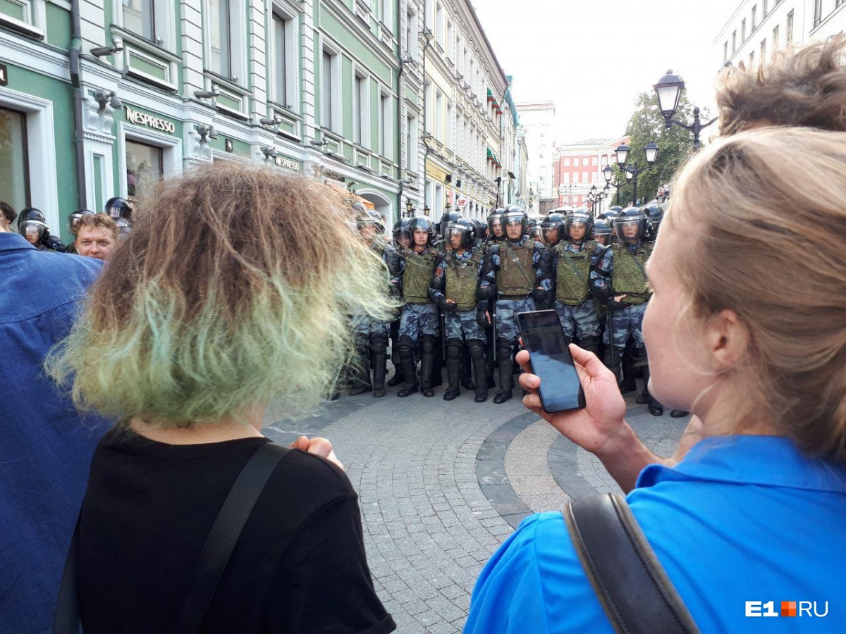 По словам девушки, в автозаке полицейские оскорбляли задержанных По словам девушки, в автозаке полицейские оскорбляли задержанных