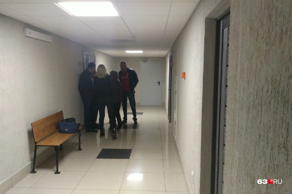 Группе поддержки Дмитрия Сазонова пришлось ждать итогов предварительного заседания в коридоре Группе поддержки Дмитрия Сазонова пришлось ждать итогов предварительного заседания в коридоре 