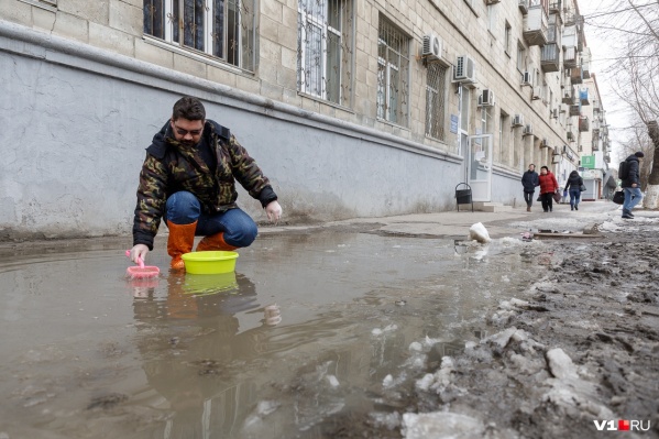 Лужа в центре Волгограда уже стала одной из достопримечательностей города Лужа в центре Волгограда уже стала одной из достопримечательностей города