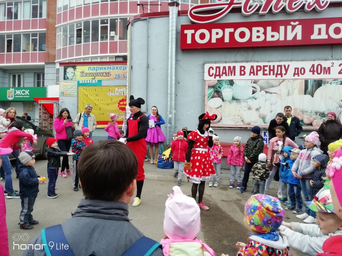 Красноярск солнечный магазины. Торговый центр в Солнечном Красноярск. Магазин одежды в Солнечном Красноярск. Дом одежды и обуви Красноярск Солнечный. Магазин в Солнечном Красноярске ,,дом одежды и обуви ,,.