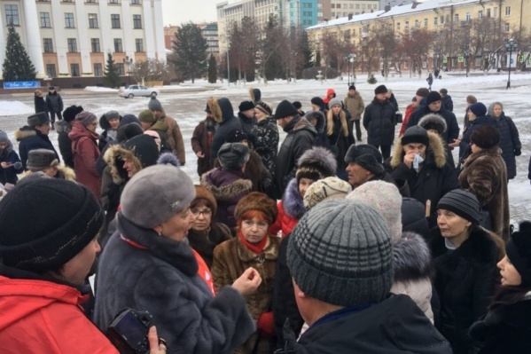 На Центральной площади 20 января прошел первый митинг против мусорной реформы. Его сначала согласовали, а потом организаторы отозвали заявку, но люди всё равно пришли На Центральной площади 20 января прошел первый митинг против мусорной реформы. Его сначала согласовали, а потом организаторы отозвали заявку, но люди всё равно пришли