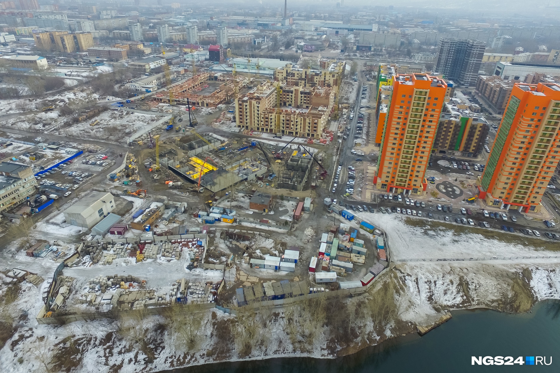 В каком еще микрорайоне можно застать курсирующий «Бобкат», вывозящий снег из закрытых дворов-колодцев В каком еще микрорайоне можно застать курсирующий «Бобкат», вывозящий снег из закрытых дворов-колодцев 