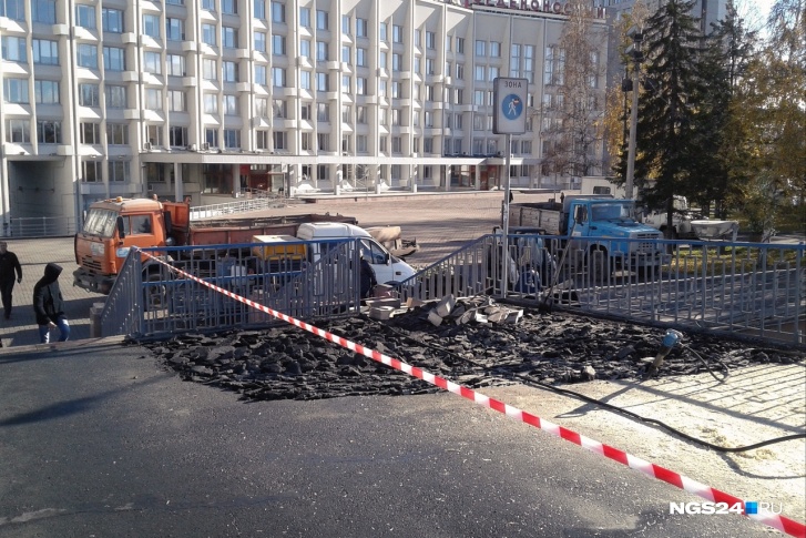 Рабочие перегородили половину моста, по другой движение свободно Рабочие перегородили половину моста, по другой движение свободно