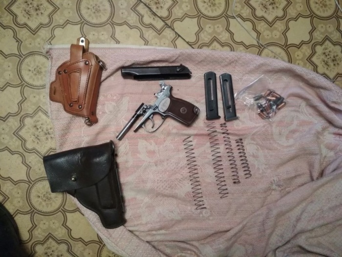 Мужчина хранил дома пистолеты, ружья и детали к ним Мужчина хранил дома пистолеты, ружья и детали к ним