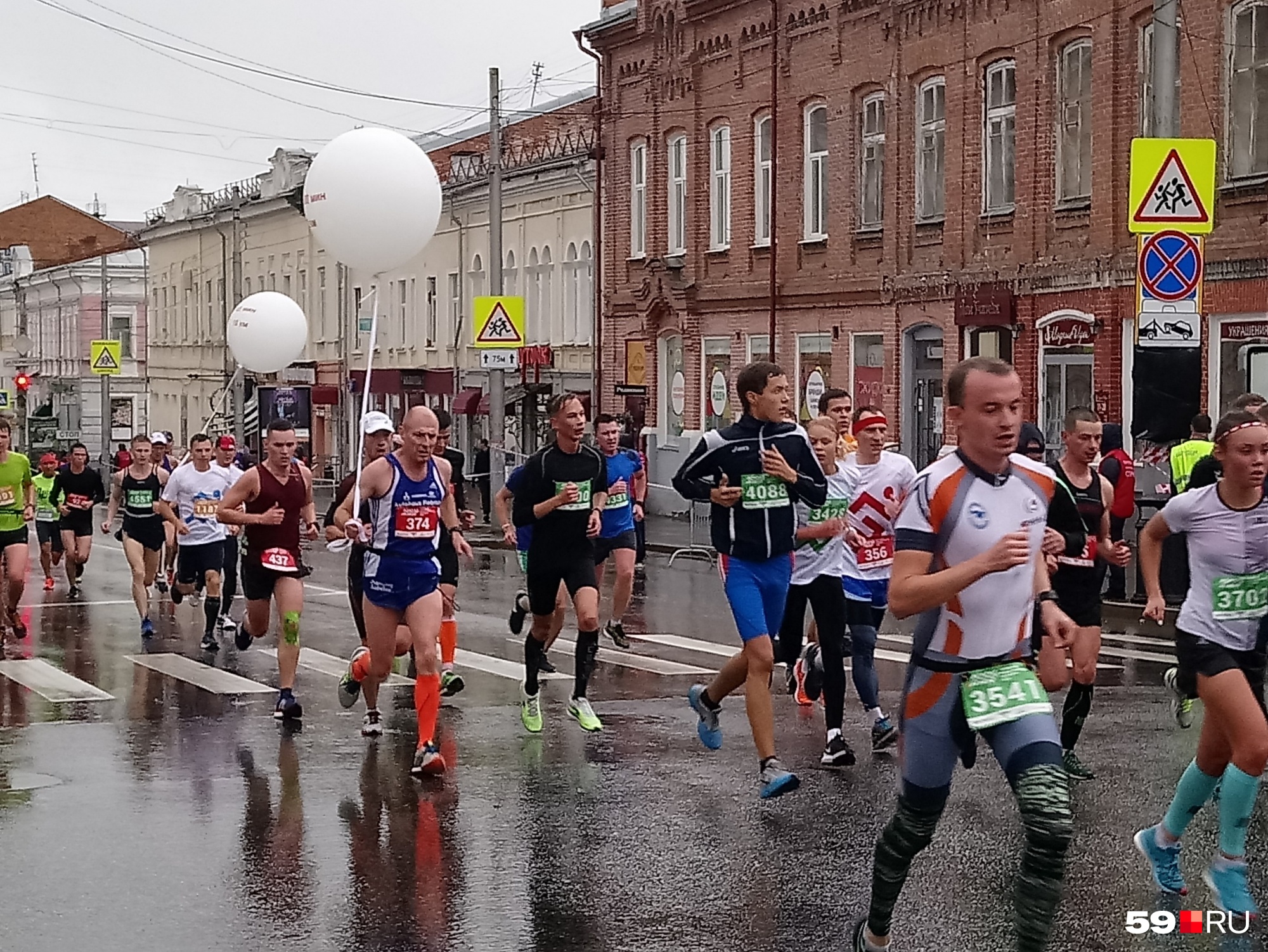 Спортсмены бегут по улице Сибирской 