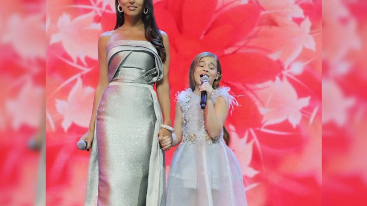 Певица Алсу спела на сцене со своей младшей дочерью