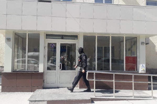 В здании на Трудовой, 1 работает управление капитального строительства и департамент энергетики и ЖКХ, а сегодня — ещё и СОБР В здании на Трудовой, 1 работает управление капитального строительства и департамент энергетики и ЖКХ, а сегодня — ещё и СОБР