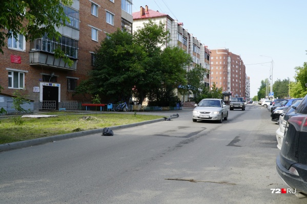 Самый большой поток машин здесь утром, когда все водители спешат на работу и хитро пытаются объехать пробку через дворы Самый большой поток машин здесь утром, когда все водители спешат на работу и хитро пытаются объехать пробку через дворы