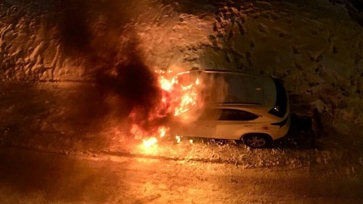 В Уфе посреди ночи полностью сгорел Lexus