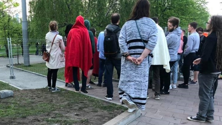 Обещали продолжить: горожане бились за сквер в Екатеринбурге больше десяти часов