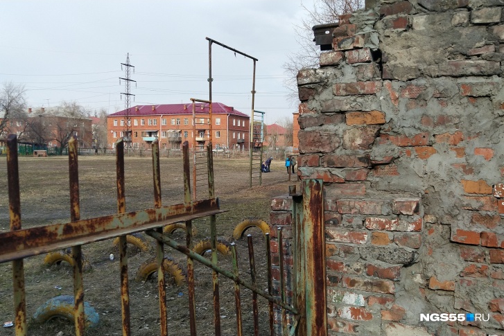Сотрудникам МЧС пришлось распилить металлический прут забора Сотрудникам МЧС пришлось распилить металлический прут забора