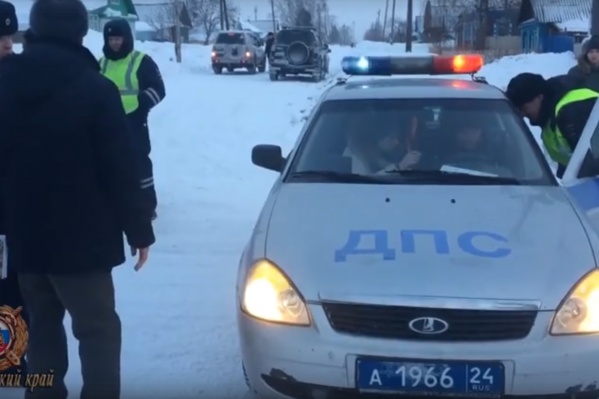 Ребёнок шёл по краю обледеневшей зимой дороги, когда его сбили Ребёнок шёл по краю обледеневшей зимой дороги, когда его сбили