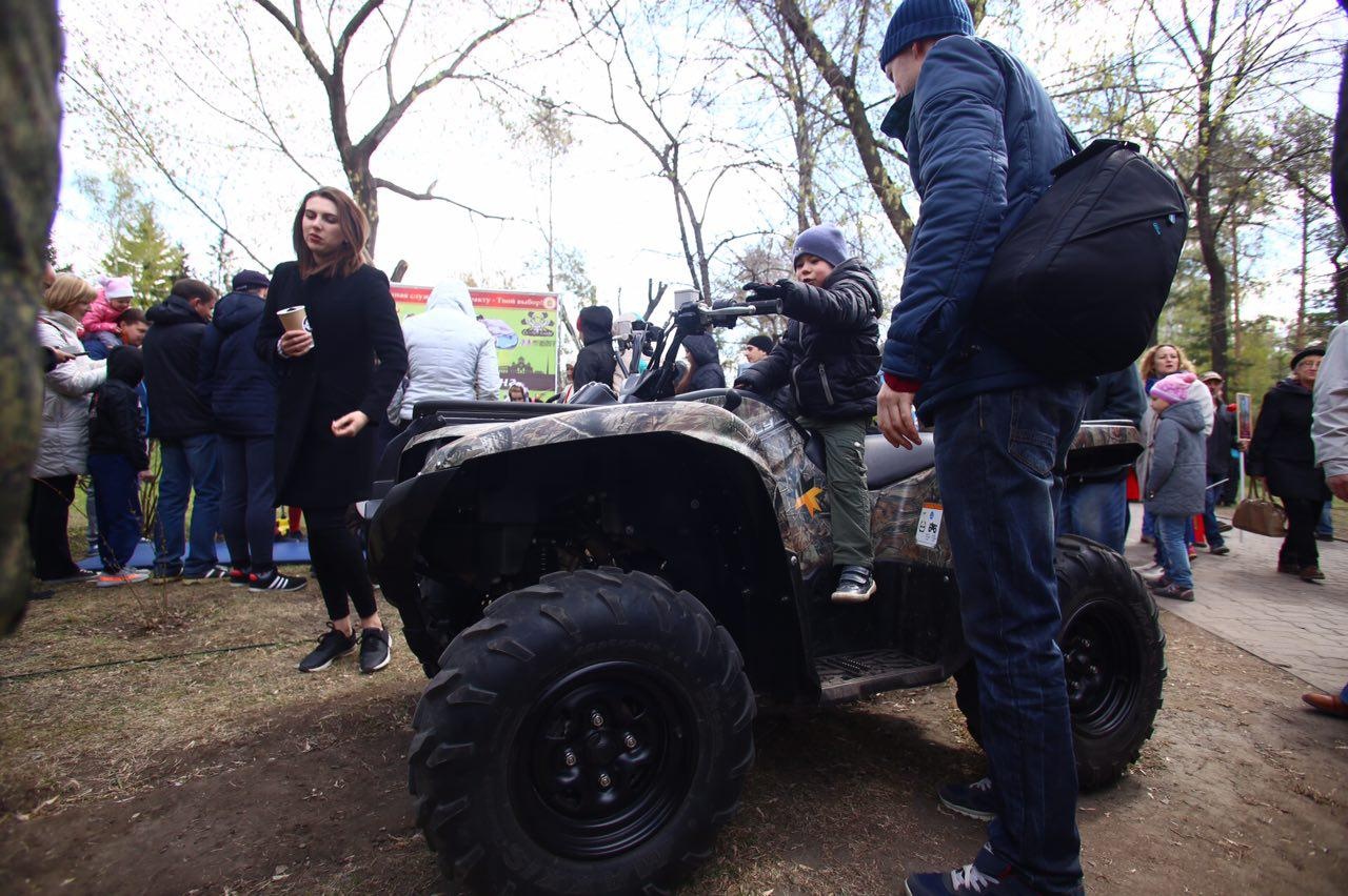 Гуляния в Первомайском сквере. Фото Ольги Бурлаковой Гуляния в Первомайском сквере. Фото Ольги Бурлаковой