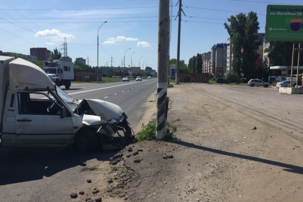 Капот автомобиля получил серьезные механические повреждения Капот автомобиля получил серьезные механические повреждения