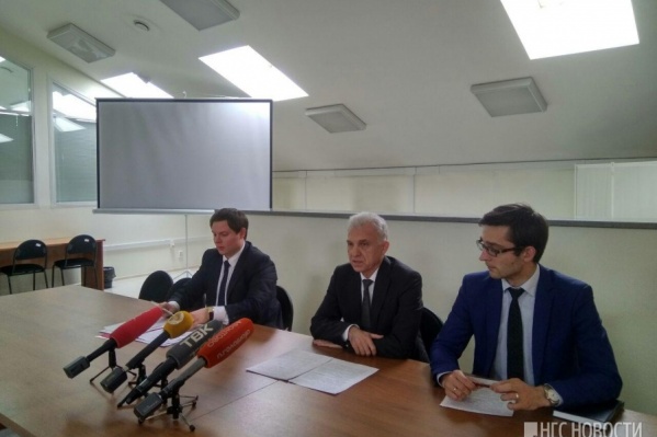 Уполномоченный по защите прав предпринимателей в Красноярске Сергей Русских (в центре) Уполномоченный по защите прав предпринимателей в Красноярске Сергей Русских (в центре)