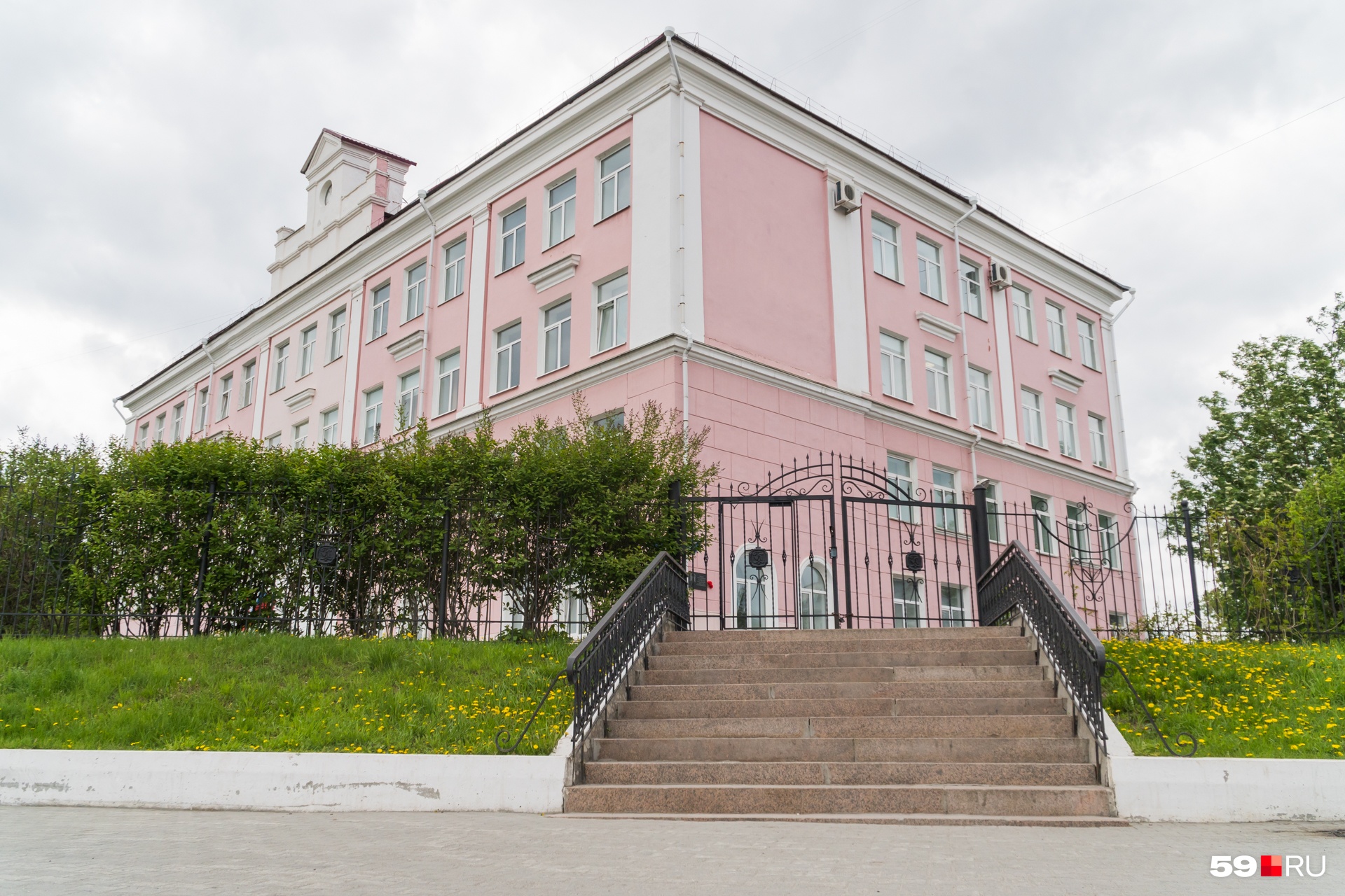 В гимназии № 4 утверждают, что берут всех детей с прикрепленной территории вне зависимости от их уровня подготовки В гимназии № 4 утверждают, что берут всех детей с прикрепленной территории вне зависимости от их уровня подготовки