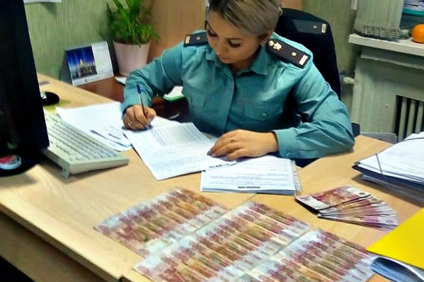 У мужчины изъяли 90 штук банкнот достоинством 5 тысяч рублей У мужчины изъяли 90 штук банкнот достоинством 5 тысяч рублей