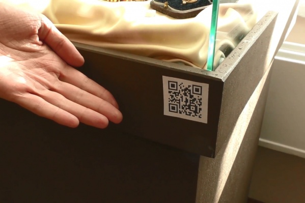 По такому коду любой владелец телефона с приложением для считывания QR-кодов может увидеть мини-рассказ об экспонате на жестовом языке По такому коду любой владелец телефона с приложением для считывания QR-кодов может увидеть мини-рассказ об экспонате на жестовом языке