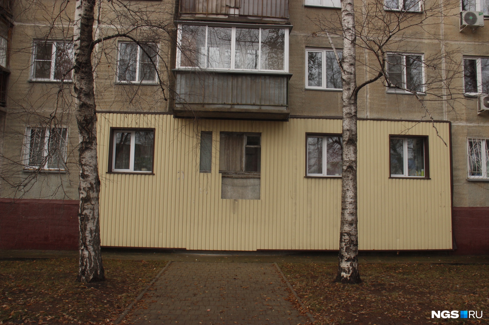 Квартира с внешней отделкой и дорожкой, ведущей в стену, в доме на улице Немировича-Данченко