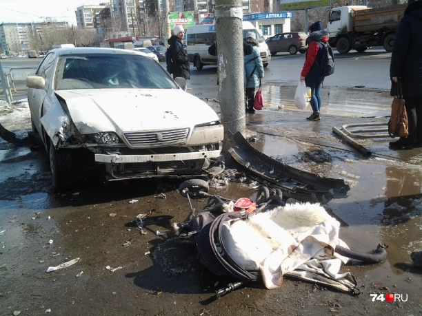 Врачи сообщили о состоянии мамы и малыша, сбитых на тротуаре в Челябинске