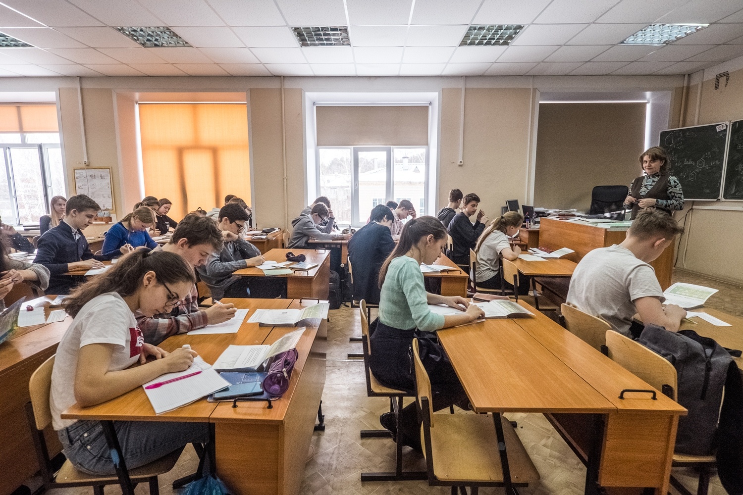 В гимназии есть единственный кабинет химии. Их нужно хотя бы два — пока же учителям приходится проводить некоторые эксперименты в простых кабинетах В гимназии есть единственный кабинет химии. Их нужно хотя бы два — пока же учителям приходится проводить некоторые эксперименты в простых кабинетах