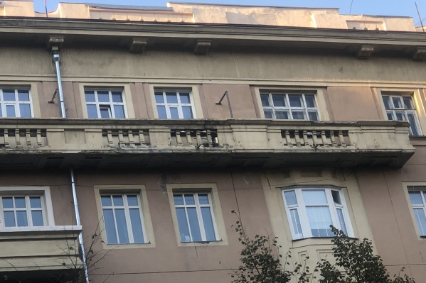 С фасада стоквартирного дома падают куски лепнины С фасада стоквартирного дома падают куски лепнины