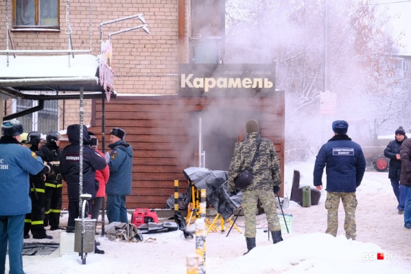 У главного входа в отель «Карамель» валит горячий пар У главного входа в отель «Карамель» валит горячий пар