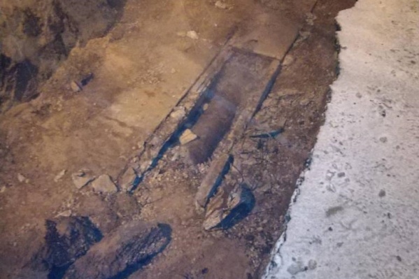 Повреждённую трубу откопали и залатали Повреждённую трубу откопали и залатали