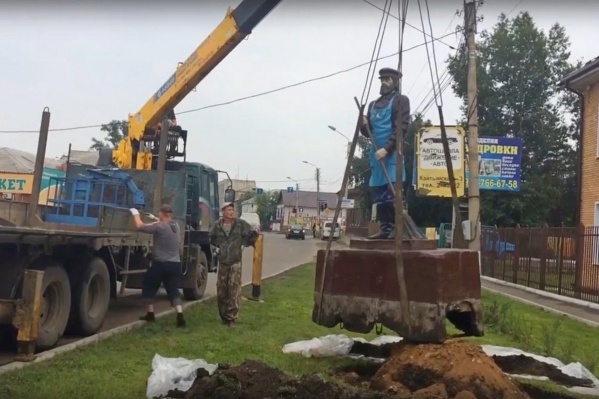 Рабочие увезли дворника Витю в неизвестном направлении Рабочие увезли дворника Витю в неизвестном направлении
