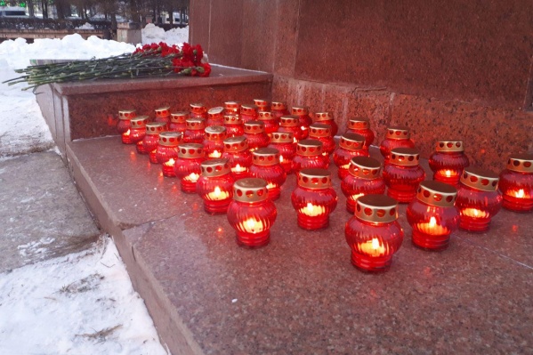 Сегодня в память о погибших у памятника Орлёнку челябинцы зажгли 39 свечей Сегодня в память о погибших у памятника Орлёнку челябинцы зажгли 39 свечей