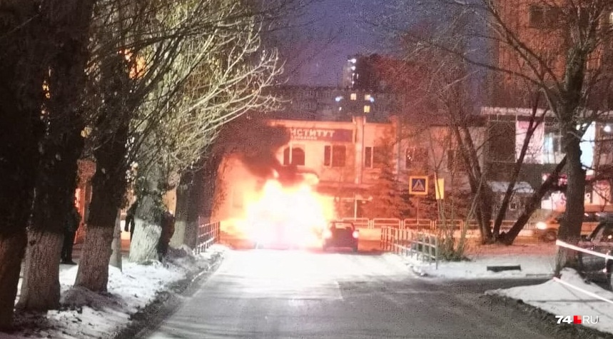 «Слышны хлопки»: в центре Челябинска после ДТП вспыхнула машина