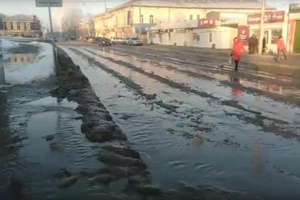 Вода была и на улице Уральской, и на улице 1905 года Вода была и на улице Уральской, и на улице 1905 года