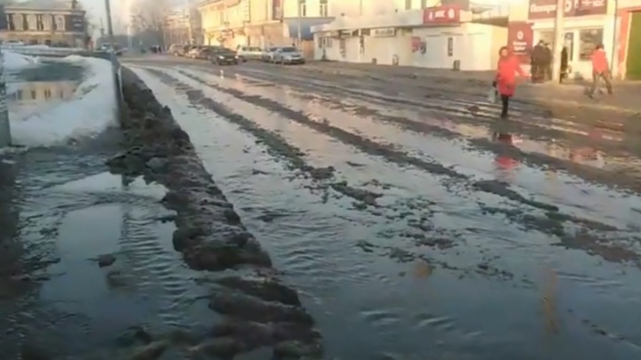 Из-за прорыва канализационной трубы на улице Уральской встали трамваи