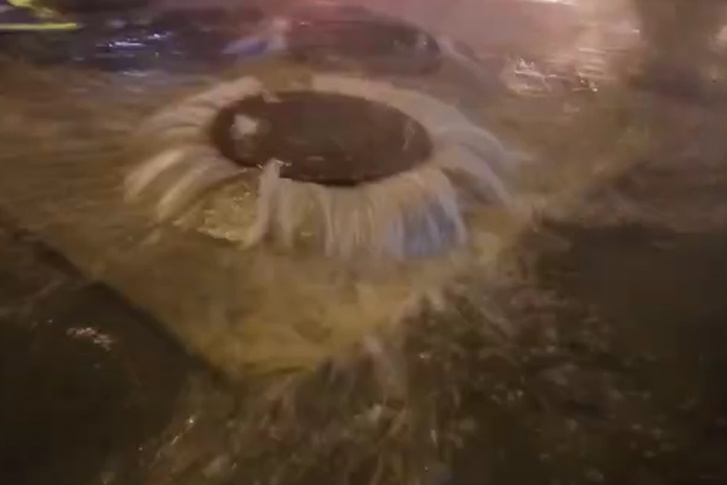 Вода заливает проезжую часть и тротуар Вода заливает проезжую часть и тротуар
