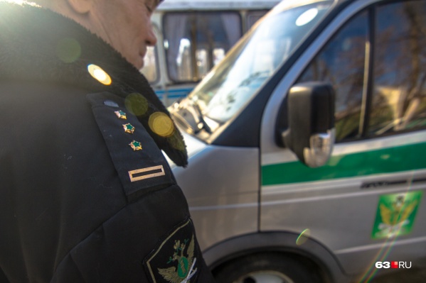 Приставы нашли, где женщина пряталась с ребенком Приставы нашли, где женщина пряталась с ребенком