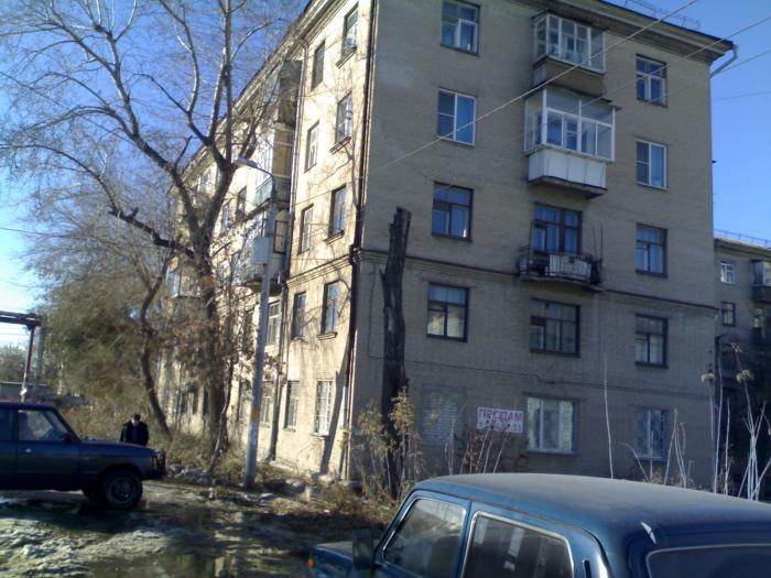 В Челябинске оцепили дом из-за снаряда, обнаруженного в подвале дома