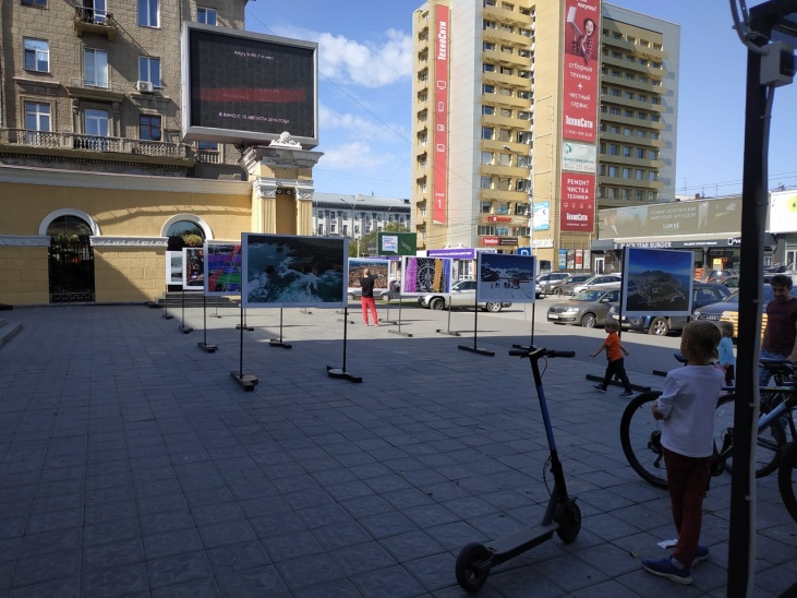 Около победы. Выставка автомобилей возле кинотеатра победа.