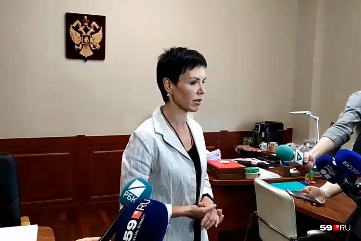 Людмила Гаджиева выступила перед СМИ с результатами проверки. Сама Татьяна Дьякова не пришла