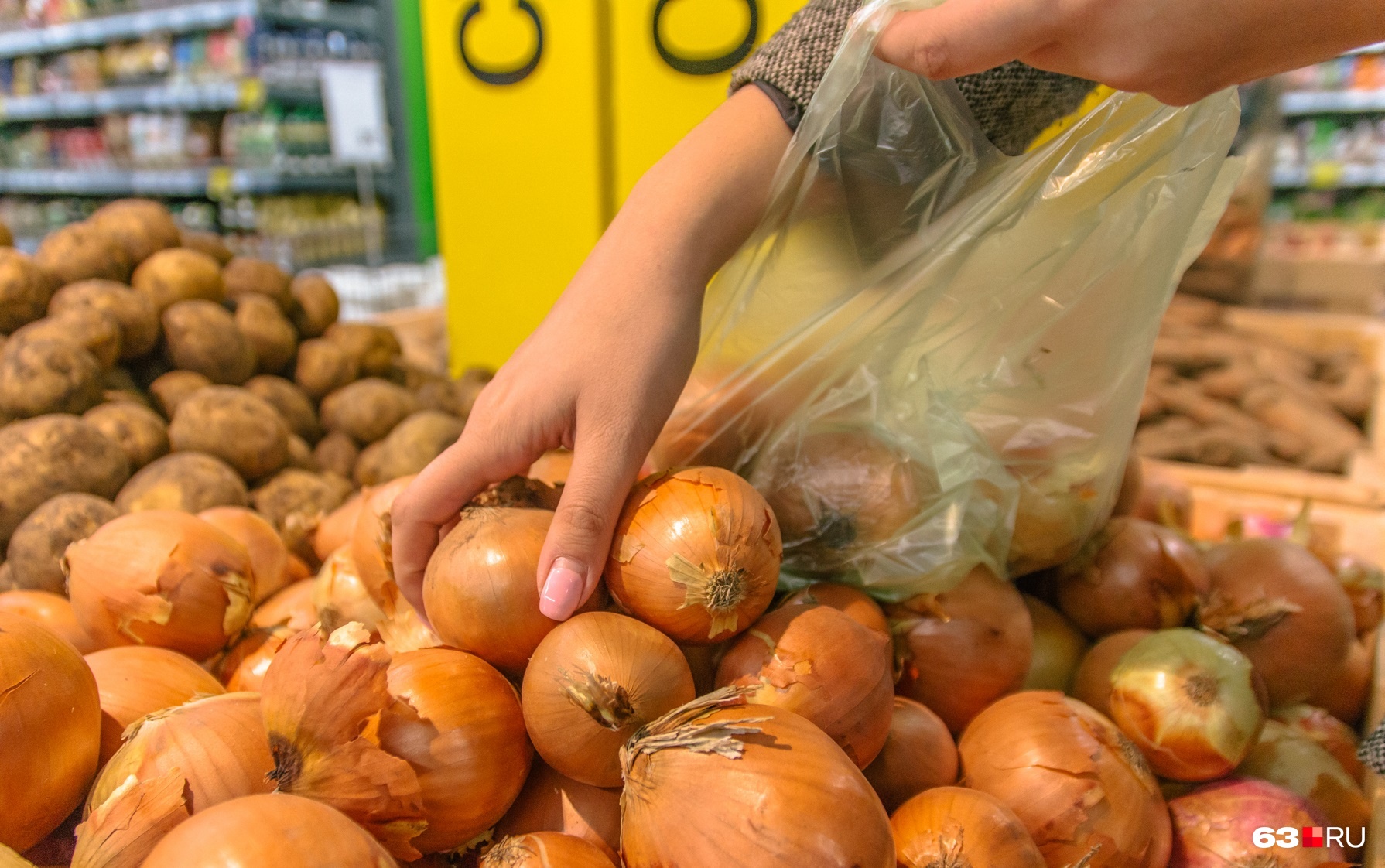 В магазинах Самарской области эксперты сняли с витрин 31 кг фруктов и овощей