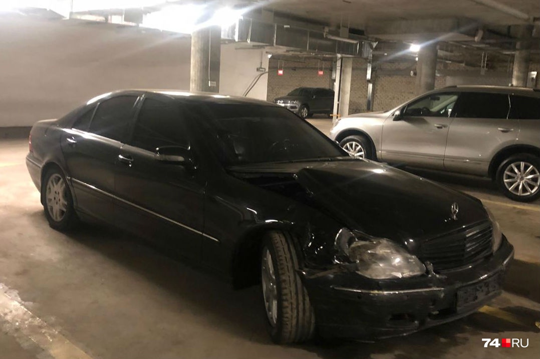 Челябинцы нашли Mercedes, на котором их сосед протаранил четыре машины на парковке элитного дома