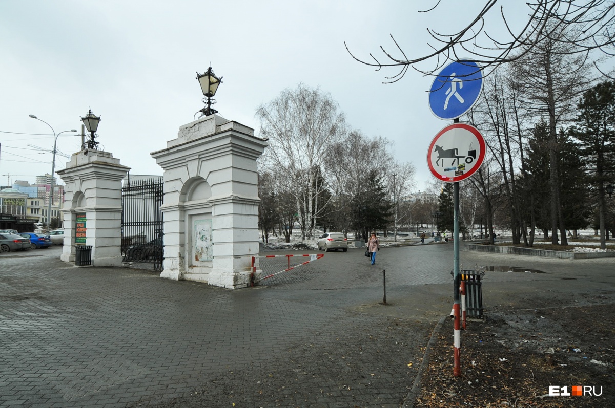 Ворота в историческом сквере Екатеринбурга