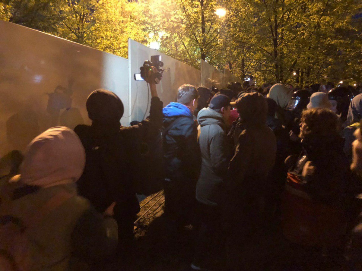 На пятый день акции в защиту сквера у Драмы екатеринбуржцы устраивали концерты и водили хороводы