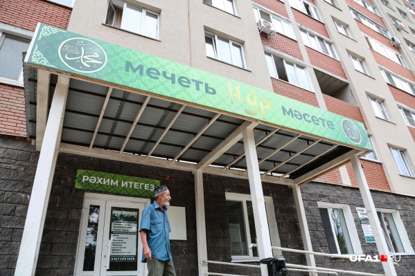 Мечеть занимает 300 квадратных метров на первом этаже жилой высотки Мечеть занимает 300 квадратных метров на первом этаже жилой высотки