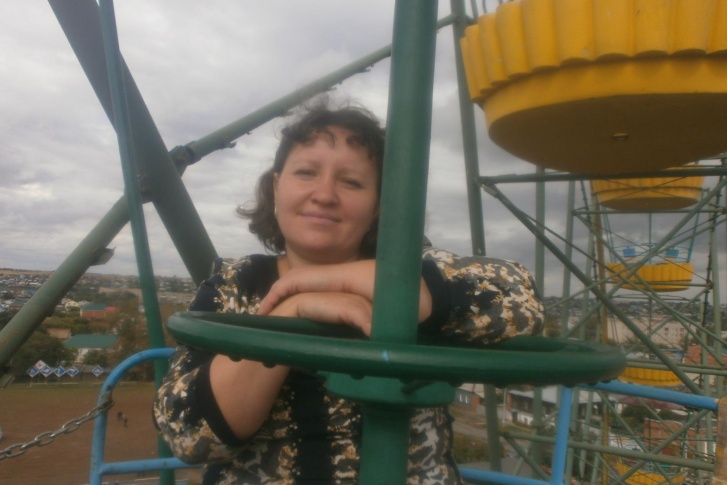 На большинстве фотографий на странице в соцсети Оксана Садыкова со своими детьми или на работе — в садике На большинстве фотографий на странице в соцсети Оксана Садыкова со своими детьми или на работе — в садике