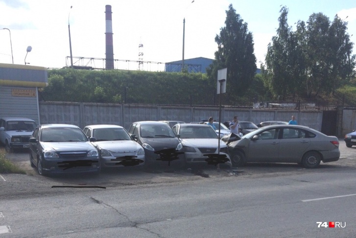 Авария произошла рядом с проходной ЧМК, где сотрудники оставляют свои машины Авария произошла рядом с проходной ЧМК, где сотрудники оставляют свои машины