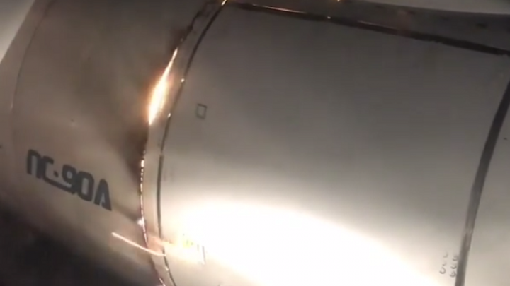 На самолете, который экстренно сел в Уфе, загорелся пермский двигатель