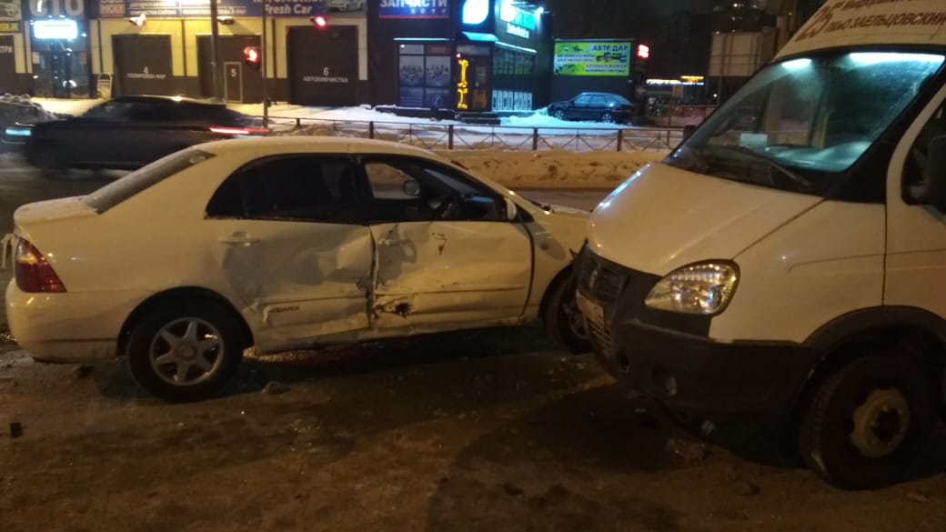 На пересечении улиц маршрутка столкнулась с автомобилем Toyota Corolla На пересечении улиц маршрутка столкнулась с автомобилем Toyota Corolla
