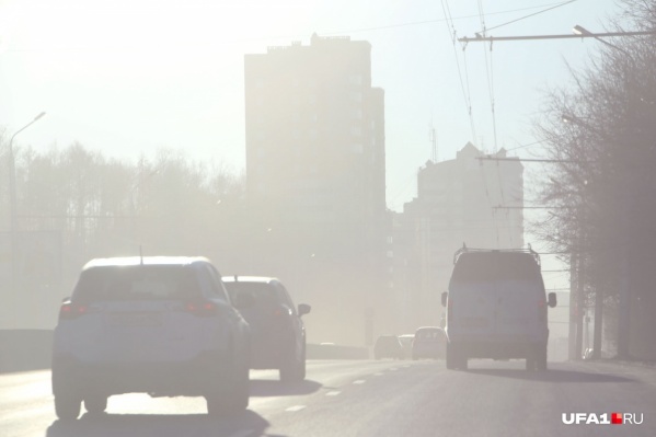 Пока что в Уфе снегом не пахнет — дома, машины и тротуары припорошены пылью Пока что в Уфе снегом не пахнет — дома, машины и тротуары припорошены пылью